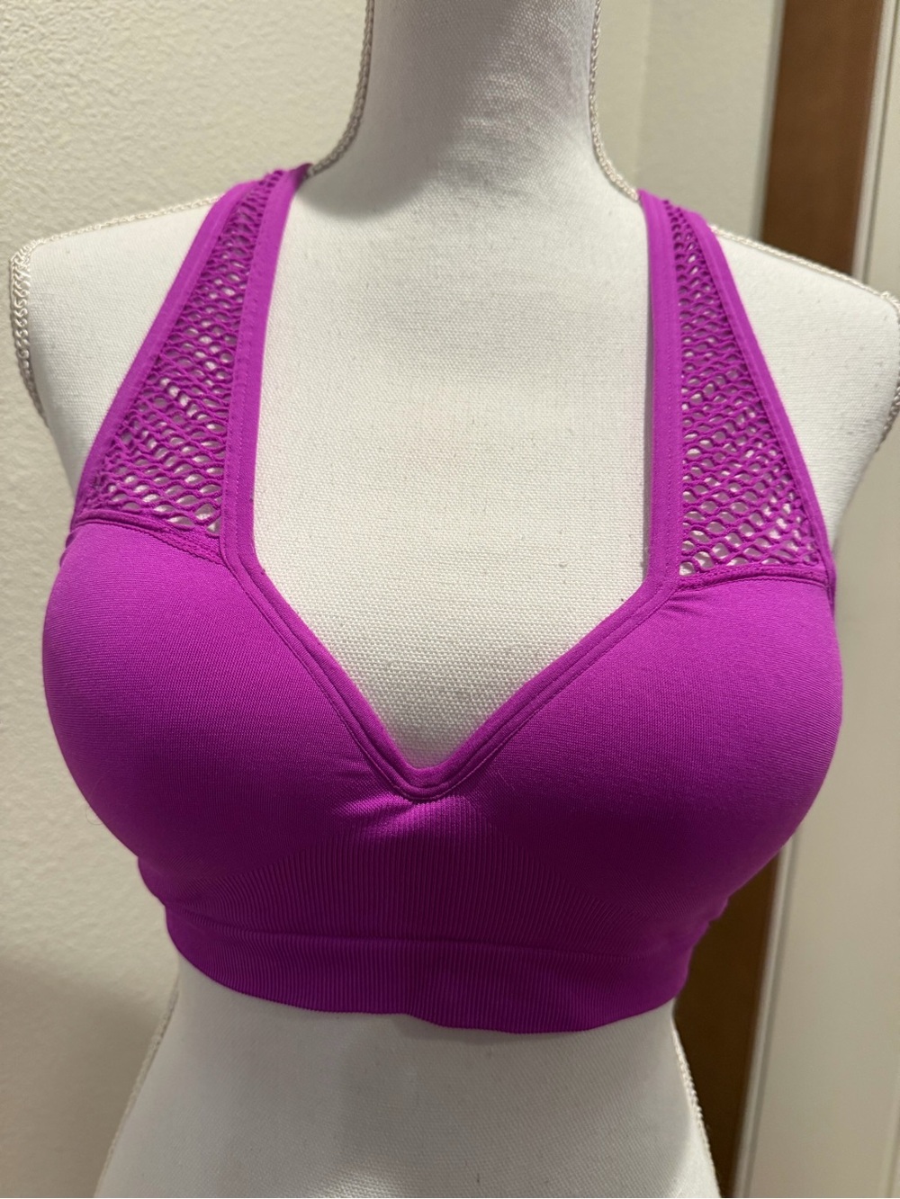 Seamless V-Neck Sports Bralette - Magenta